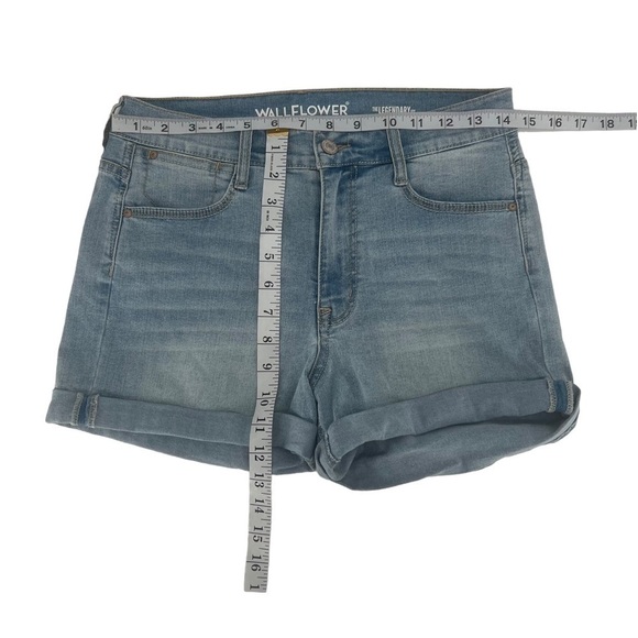Wallflower The Legendary Fit Stretch Cuffed Hem Jean Shorts Size 9 Women’s - Picture 5 of 6